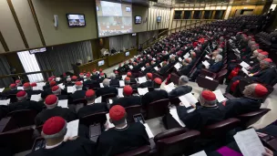 En 2022, le pape François rencontre les cardinaux nouvellement élus dans la salle du synode au Vatican © Vatican Media / Catholic Press Photo / HANS LUCAS