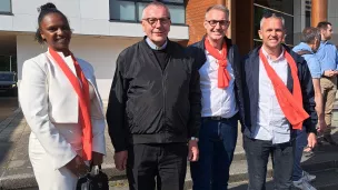 Maria, Régis et Lilian, nouveaux confirmés, avec Mgr Jean-Luc Brunin, évêque du Havre © RCF Haute-Normandie