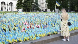 À Kyiv, un parterre de drapeaux ukrainiens représentant les personnes tuées par les troupes russes (Photo le 29/05/2023 © Fiora Garenzi / Hans Lucas)