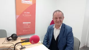 François Leroy dans les studios de ©Dialogue RCF à Marseille