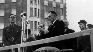 De Gaulle décore Grenoble le 5 novembre 1944