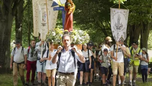 Chartres, 6 juin 2022. Marche du cortège des pèlerins du 40ème pèlerinage de Pentecôte de Notre-Dame de Chrétienté © Frédéric Petry / Hans Lucas