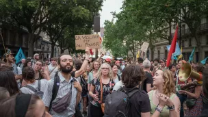 Au fond, une pancarte « La violence est au pouvoir ». Rassemblement en soutient au groupe « Soulèvements de la Terre » suite au déclenchement de la procédure de dissolution par le conseil des ministres © Herve Chatel / Hans Lucas