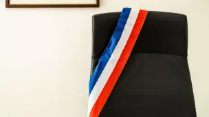 Écharpe tricolore de maire sur un fauteuil © Jc Milhet / Hans Lucas