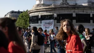 En marge du sommet pour un nouveau pacte financier mondial, un rassemblement est organisé par plusieurs ONG pour demander la fin des financements fossiles © Noémie Coissac / Hans Lucas