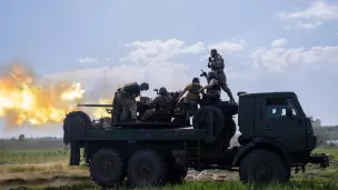 Des soldats ukrainiens ciblent les positions russes à proximité de Bakhmout, où les combats font rage. Le 15 mai 2023. ©Virginie Nguyen Hoang / Hans Lucas