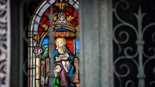 Détail d'un vitrail d'une vierge à l'enfant au cimetière du père Lachaise à Paris © Xosé Bouzas / Hans Lucas