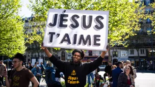 Un groupe de chrétiens évangéliques du groupe Christ Pour Tous, église protestante évangélique, chante pour essayer d'évangéliser les passants à la place de la République  © Xosé Bouzas / Hans Lucas