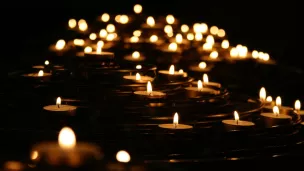 Bougies allumées dans une église. ©Unsplash