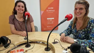 Lucie et Pauline dans les studios de c/Dialogue RCF Marseille