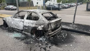 Un véhicule calciné à Metz après la nouvelle nuit d’émeutes en Lorraine, suite à la mort de Nahel à Nanterre