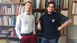 Damien et Cyril Chapuis dans la bibliothèque de leur père aux Ateliers J.B Chapuis ©RCF Sud Bretagne