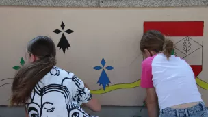 Les enfants peignent la fresque ©Ville de Ploërmel 