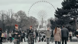 Soldats de l'armée française surveillant la place de la Concorde à Paris, en France. ©Unsplash