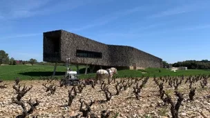 Recouverte de liège, la cave d'Assignan du Château Castigno