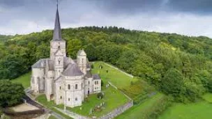 L'église dans son écrin de verdure