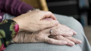 "Il n'y a rien de plus beau que d'accompagner l'humain. Mais pour autant, on a des rémunérations qui ne sont pas assez élevées [...] Les cadences sont trop infernales." Annabelle Vêques, directrice de la Fnadepa 