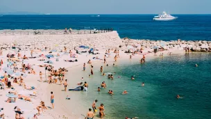 Plage d'Antibes sur la Côte d'Azur en France. ©Unsplash 