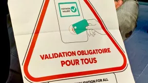 L'affiche de prévention sur la validation obligatoire d'un titre dans les transports, bientôt placardées sur les transports et dans les stations sous terraines - ©RCF O.B.