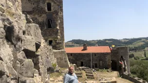 l'historien Thomas Aréal devant le château de Montmorin - © RCF Puy-de-Dôme (Stéphane Marcelot)