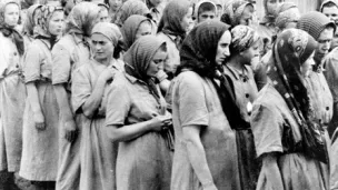 Femmes juives de la Ruthénie subcarpathique sélectionnées pour le travail forcé à Auschwitz ©Wikimédia commons