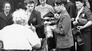 S'approvisionner en aliments en portant une étoile jaune sur la poitrine, Paris, 8 juin 1942 ©Wikimédia commons