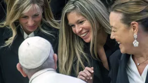 Le pape François parle avec des fidèles, Vatican, le 15/02/2023 ©Massimiliano Migliorato / Hans Lucas