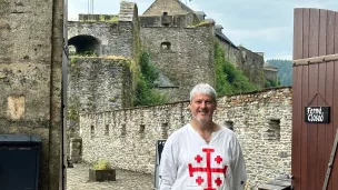 Alain, guide touristique devant le château de Bouillon © Alexis Claude-Reitz RCF