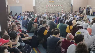 Les jeunes réunis pour le temps de prière matinal, photo: Armelle Delmelle