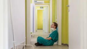 Infirmière au sol dans un hôpital français. 2020 ©Unsplash