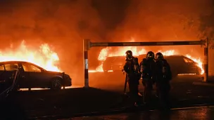 Le 1er juillet, des émeutiers ont incendié les voitures d'un parking au Blanc-Mesnil (Seine-Saint-Denis). ©Dragan Lekic / Hans Lucas