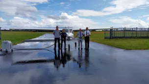 Jacques, le pilote et Raphaël d'un côté, Dominique Montel, bénévole à l'Espace Air Passion et le Capitaine Christophe de l'autre ©RCF Anjou