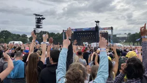 Les festivals associatifs comme les Vieilles Charrues sont fragilisés par l'évolution de l'industrie musicale - © Ronan Le Coz