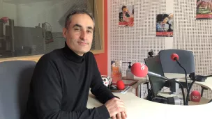 Nicolas Thierry, dans les studios RCF Bordeaux, a déposé une loi sur les PFAS à l'Assemblée nationale ©Clément Guerre.