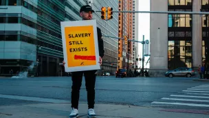 Pancarte "L'esclavagisme existe toujours". ©Unsplash