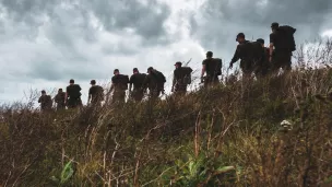 Soldats marchant dans l'herbe. ©Unsplash