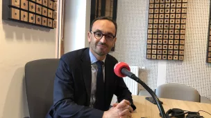 Le député bordelais de la majorité présidentielle Thomas Cazenave se questionne sur la future loi concernant la fin de vie dans les studio RCF Bordeaux ©RCFBordeaux.