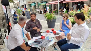 Théo Fouchenneret, Marion Servais et Boris Blanco autour du plateau de RCF 