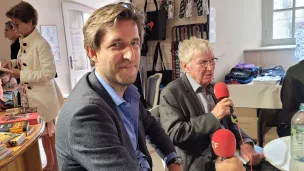 Léo Warynski et Gérard Roche au micro de RCF dans la boutique du Festival de La Chaise Dieu © Martin Obadia 