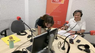 Franck en studio avec Loïse qui ajuste le retour casque