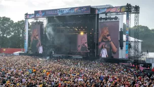 Selon une étude de The Shift Project réalisée en 2022 sur le festival des vieilles charrues, le bilan carbone des festivités approche les 50kg de Co2 émis par personne.  @ Audrey GUYON / Hans Lucas.