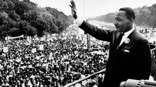 Martin Luther King salue la foule devant le Lincoln Memorial, le 28/08/1963 ©Wikimédia commons