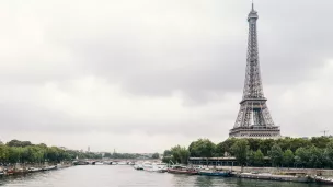 Tour Eiffel de Paris depuis les quais de Seine, France. ©Unsplash