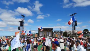 La scène du "temps des français" où se sont succédés musiques, chants, témoignages, prières et adoration