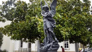 Aux Sables-d'Olonne, une cérémonie se tiendra le 30 septembre 2023 au cours de laquelle la statue de saint Michel sera bénie, après avoir été déplacée de quelques mètres ©Magali Cohen / Hans Lucas