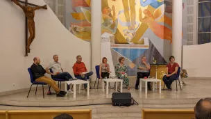 Table ronde dans le chœur de l'église Saint-Paul de Meythet ©2023 RCF 