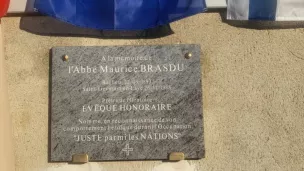 Une plaque commémorative a été inaugurée en l'honneur de l'abbé Brasdu. © RCF - Guillaume Martin Deguéret.