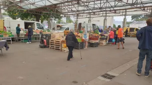 Devant les étals du marché de Kérinou à Brest @ Christophe Pluchon, RCF 2023