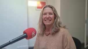 Andrée Alziari-Nègre dans le studio de RCF Nice