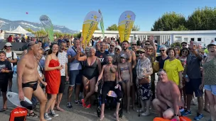 Johan Tournier, entouré de ses amis et sa famille, à son arrivée au Lac du Bourget. ©Johan se dépasse pour le Téléthon 